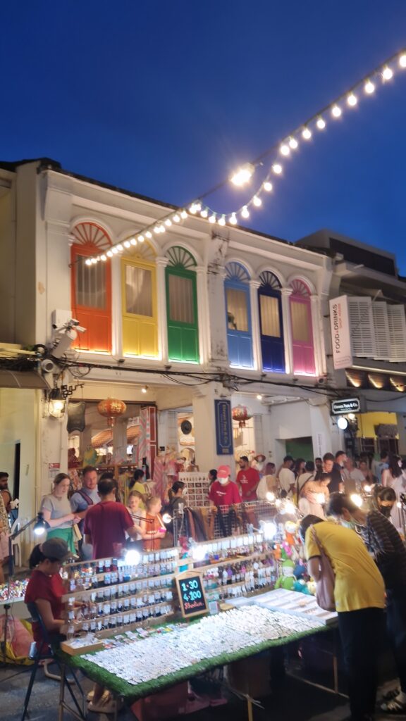Marché nocturne de Phuket Town — Une soirée entre saveurs et artisanat 🌃🍜