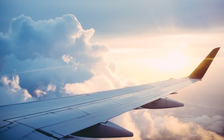 Voyager avec un enfant en avion – Vol court : que faut-il prévoir ?
