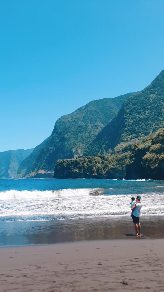 Plage de Porto do Seixal — Sable noir niché entre falaises et Atlantique 🌋🌊