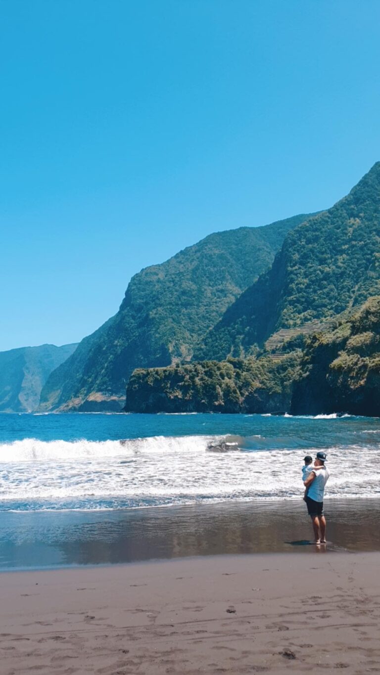 Plage de Porto do Seixal — Sable noir niché entre falaises et Atlantique 🌋🌊
