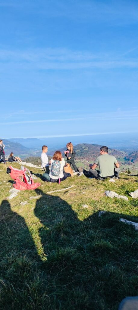 Dent de Vaulion (Jura vaudois) : Une ascension familiale avec vue sur toute la Romandie ! 🏞️🐾