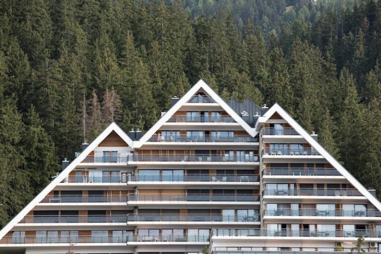 Hôtel Crans Ambassador à Crans-Montana — Luxe, détente & panorama