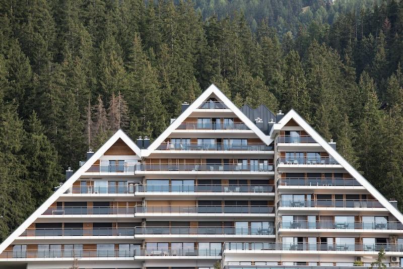Hôtel Crans Ambassador à Crans-Montana — Luxe, détente & panorama