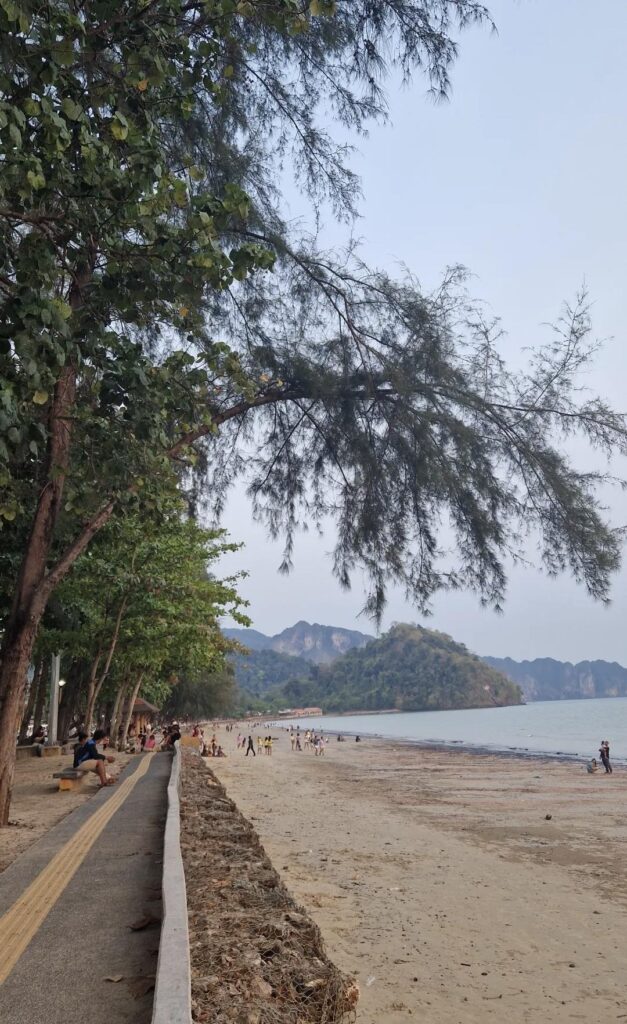 Krabi Town — L'escale authentique entre marchés, rivière et ambiance locale 🌴🛶