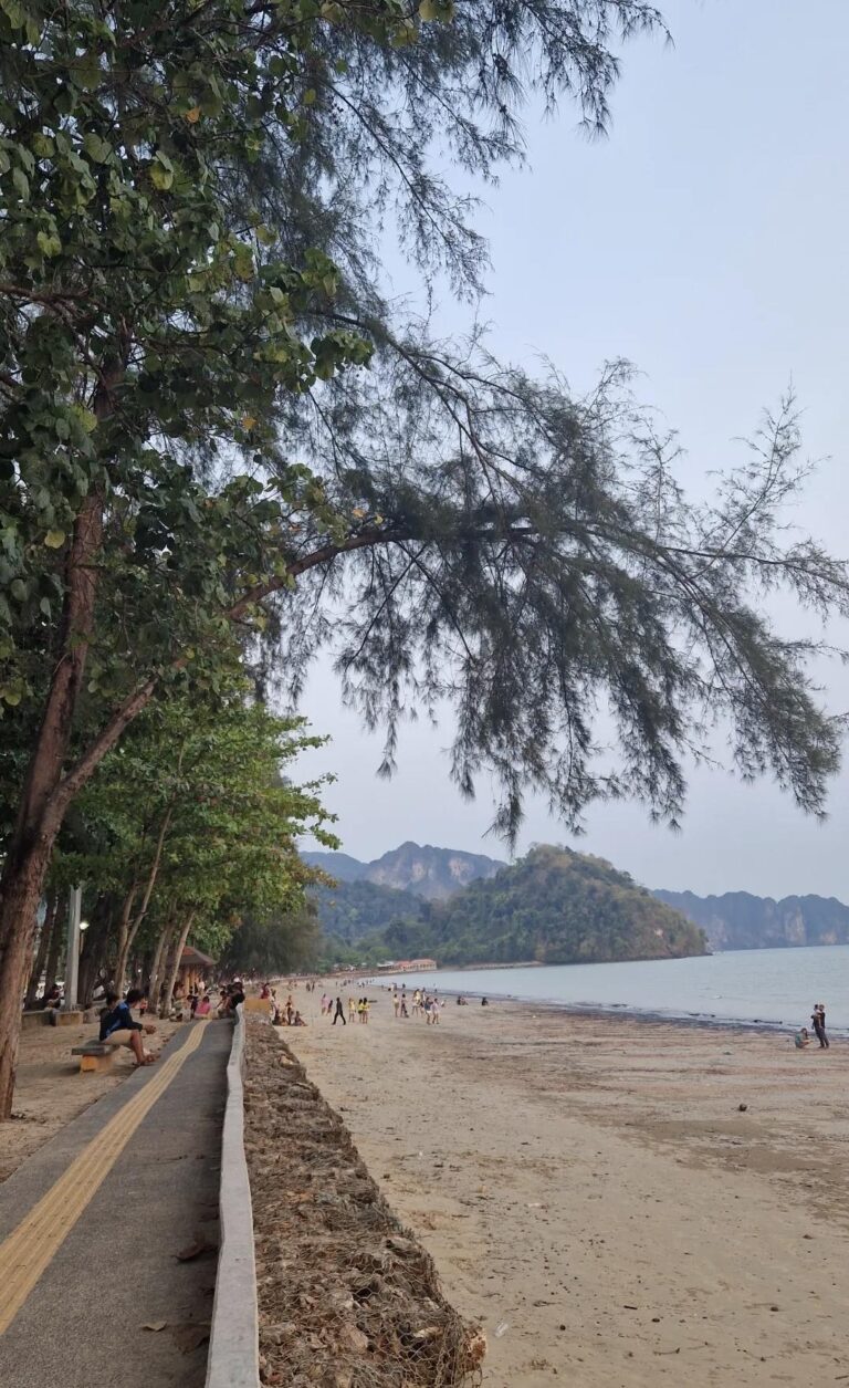 Krabi Town — L'escale authentique entre marchés, rivière et ambiance locale 🌴🛶