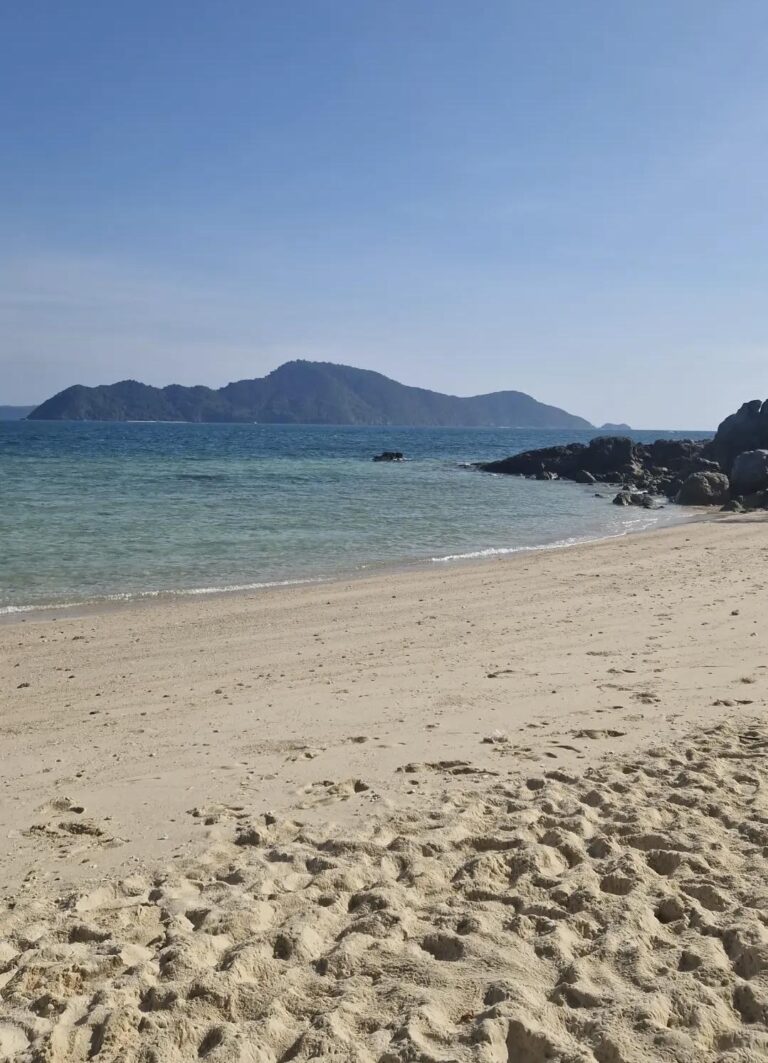 Bon Island (Koh Bon) — Une île paisible aux eaux cristallines 🏝️🐠