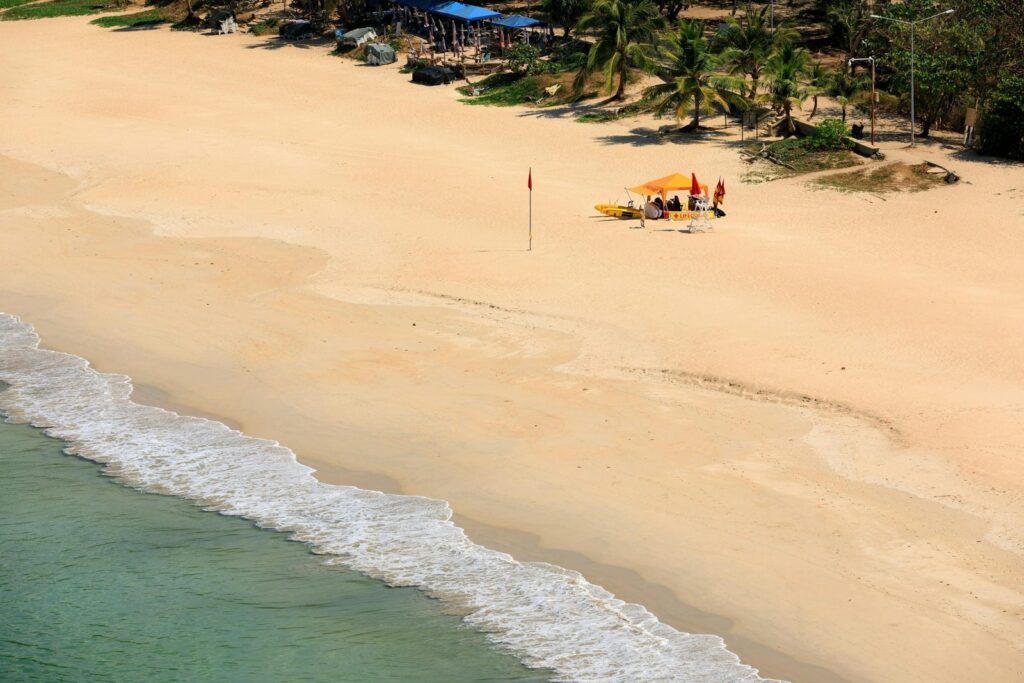 Kamala Beach — Une plage paisible idéale pour les familles 🏖️🌴