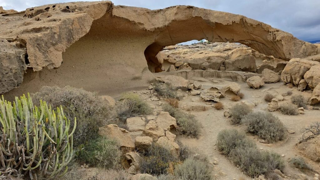 Arco de Tajao — Une arche naturelle à explorer en famille 🌋🌈