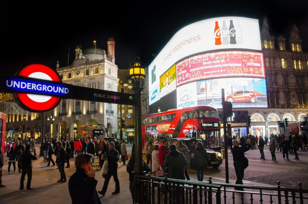 Piccadilly Circus — Lumières, boutiques et ambiance londonienne incontournable