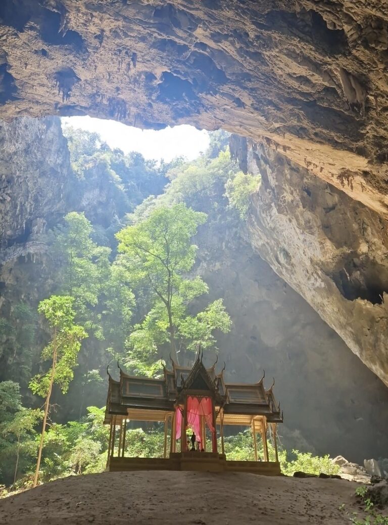 Phraya Nakhon Cave — Un pavillon royal caché au cœur d'une grotte spectaculaire 🏞️✨