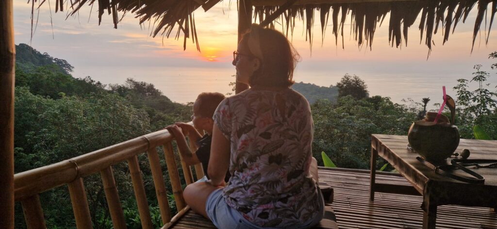 Kong Café Phuket — Vue spectaculaire sur la mer 🌿🌊