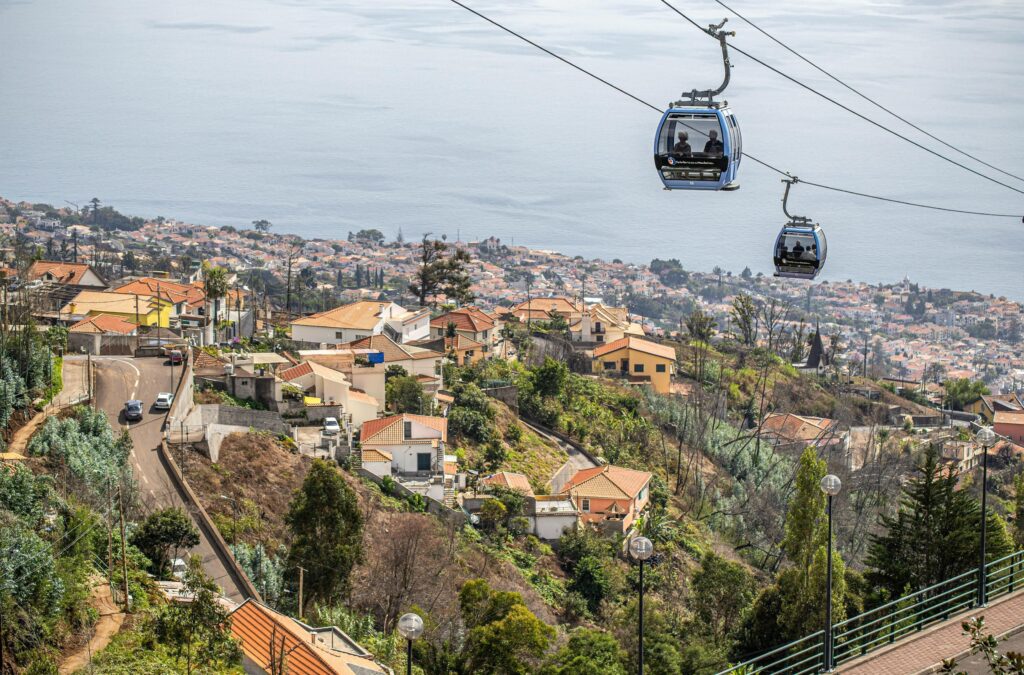 Téléphérique de Funchal : Survoler Madère entre océan et montagnes 🚡🌴