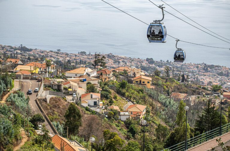 Téléphérique de Funchal : Survoler Madère entre océan et montagnes 🚡🌴