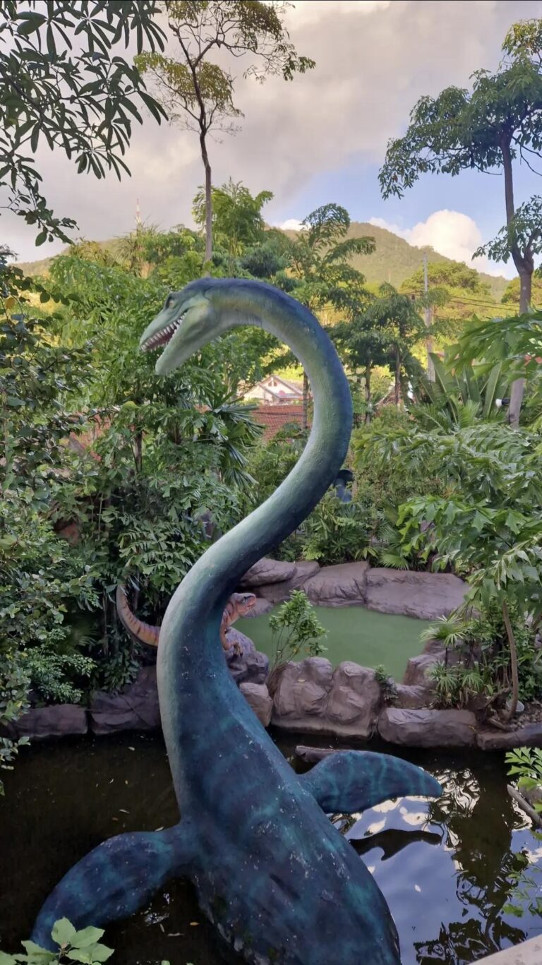 Dino Park Mini Golf à Kata — Une aventure préhistorique en famille
