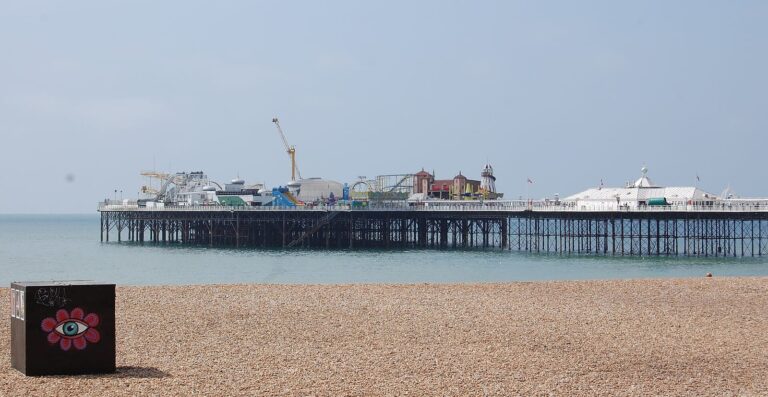 Brighton — La plage, la jetée et un palais indien