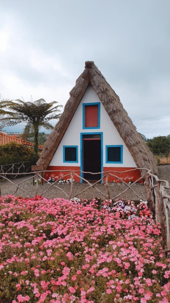 Santana — Des maisons triangulaires tout droit sorties d'un conte 🏠🌺