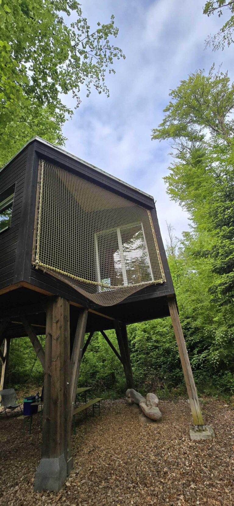 Cabanes du Mont — Nuit perchée dans les arbres au cœur du Jura suisse 🌲✨