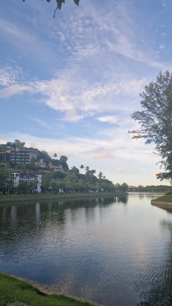 Lac de Nai Harn — Une parenthèse nature dans le sud de Phuket 🌿🌴
