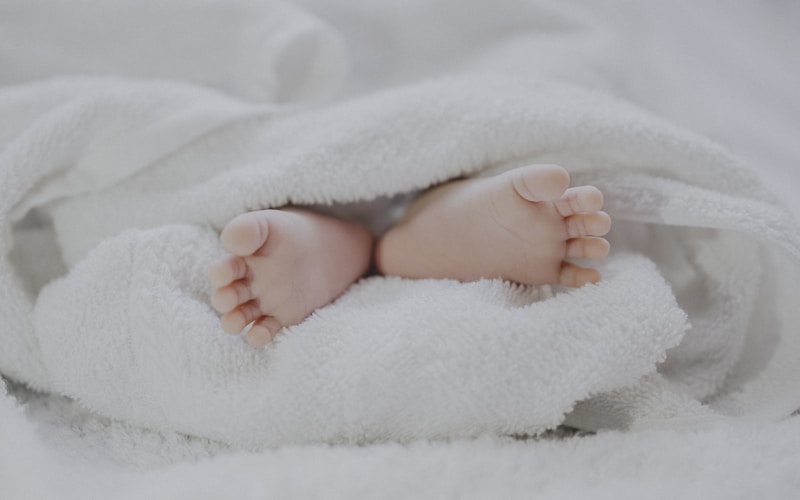Voyager en avion avec bébé : poussette, siège auto, purées… tout savoir