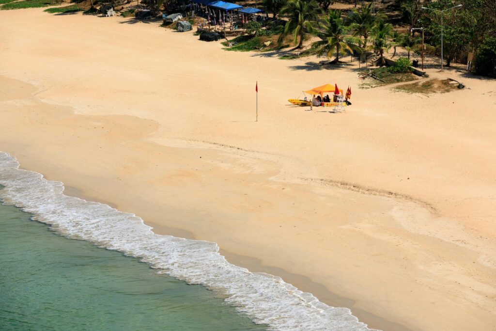 Kamala Beach — Une plage paisible idéale pour les familles 🏖️🌴