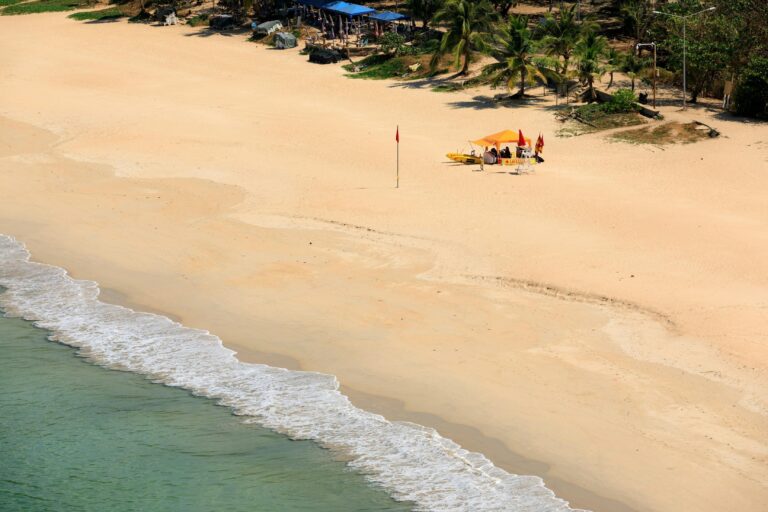 Kamala Beach — Une plage paisible idéale pour les familles 🏖️🌴