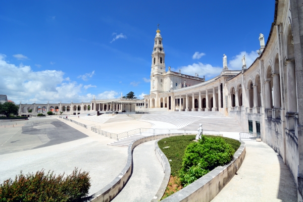 Fátima — Lieu de pèlerinage et spiritualité au cœur du Portugal 🕊️