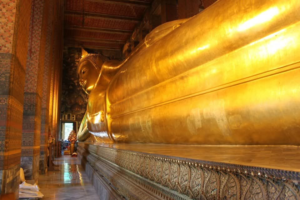 Wat Pho — Le Temple du Bouddha Couché 🛕✨
