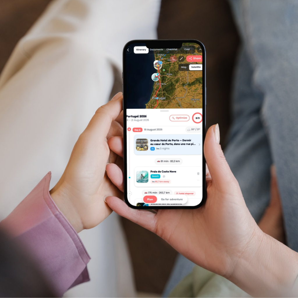Deux parents préparent leur itinéraire My Trip à deux sur l'application Easy Family Trip