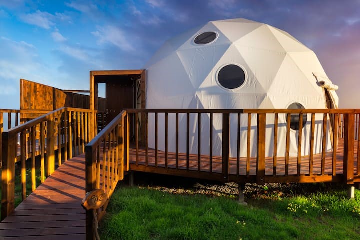7 logements insolites à tester en famille : dormir dans les arbres, sous les étoiles ou face aux animaux ✨